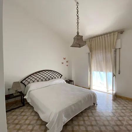 Casa Su Due Piani Con Terrazzo Sul Lungomare Di Rossano *